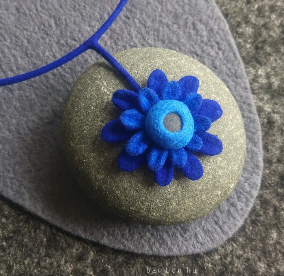 Baribon colier floare albastru scurt