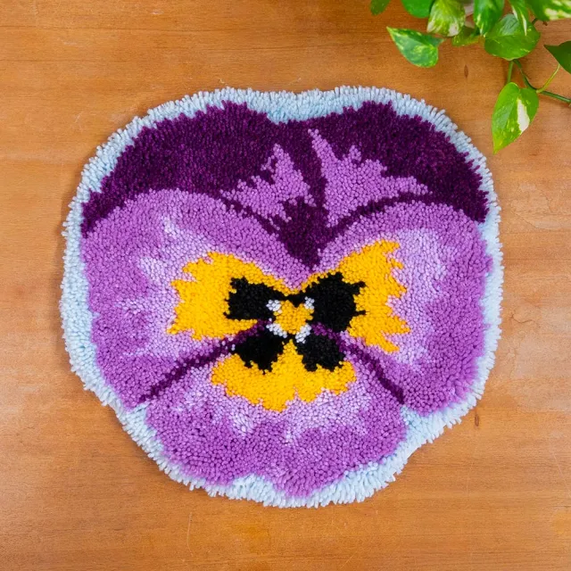 Craft Club Precious Pansy kit rug 48x48 incepatori