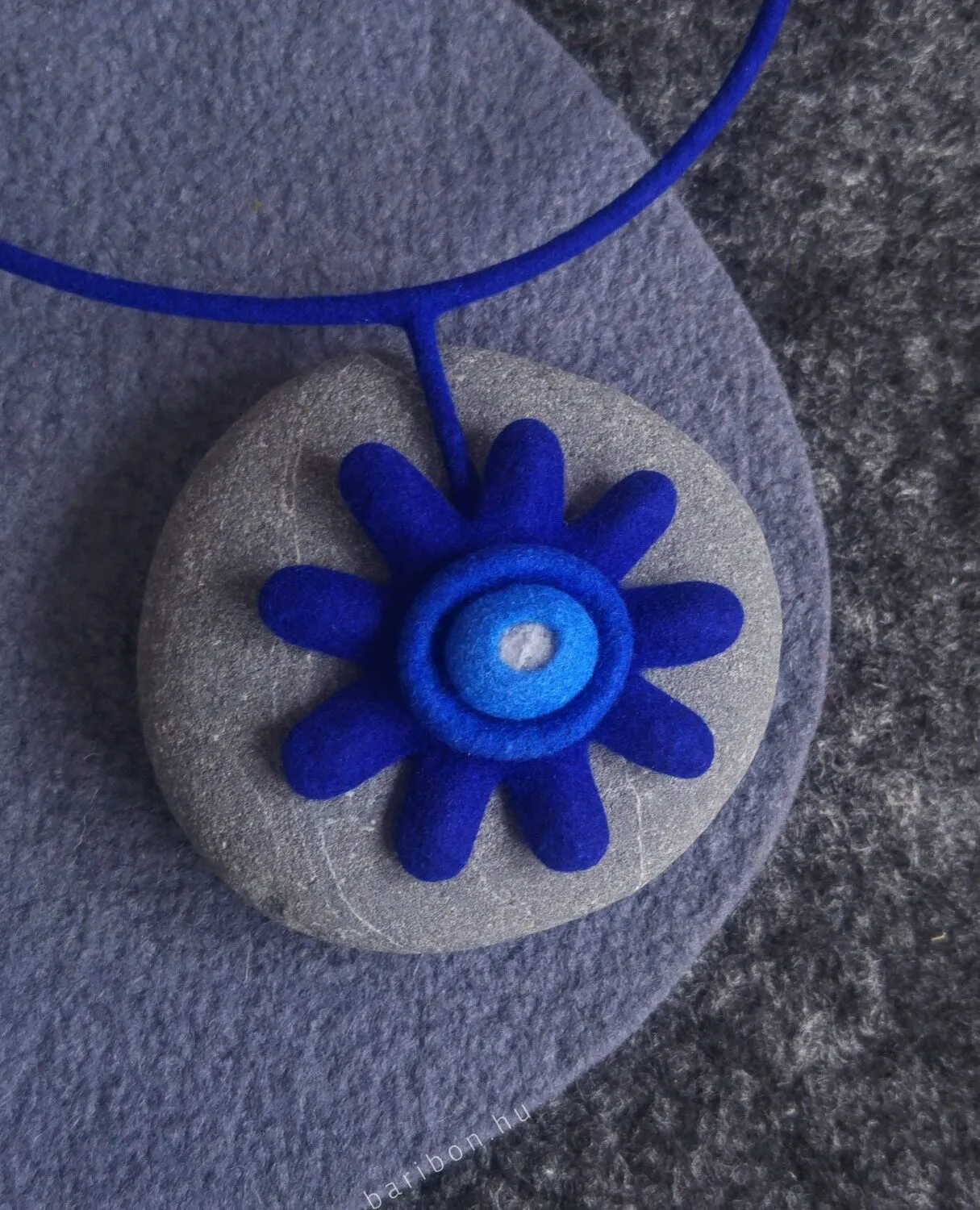 Baribon colier floare albastru scurt