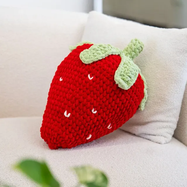 Craft Club Strawberry kit crosetat perna chenille